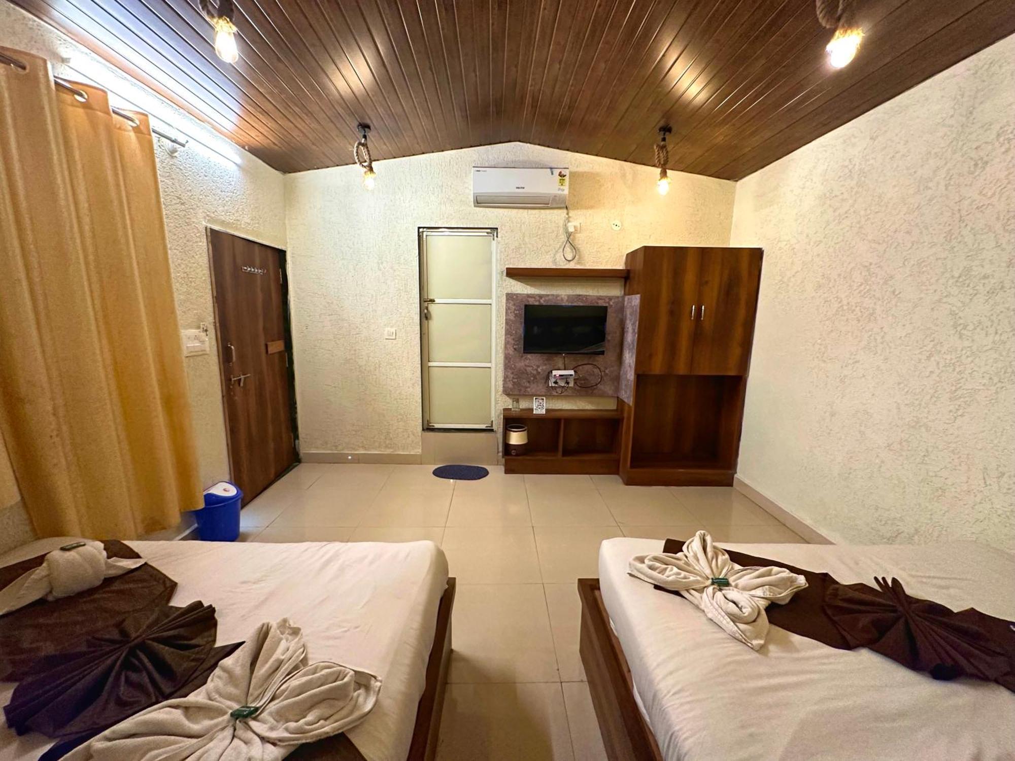 Hotel Payal & Restaurent Pachmarhi Bagian luar foto