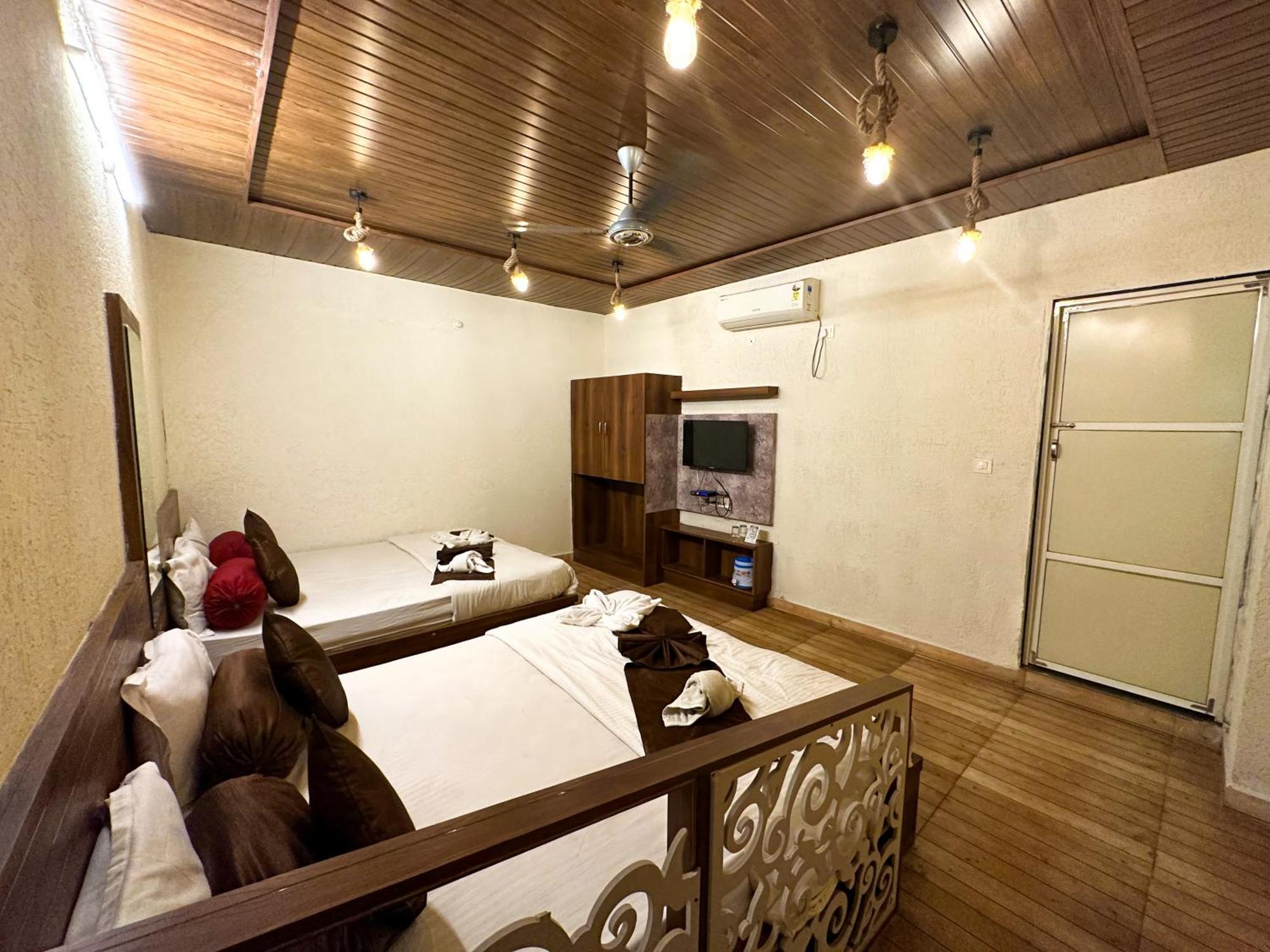 Hotel Payal & Restaurent Pachmarhi Bagian luar foto